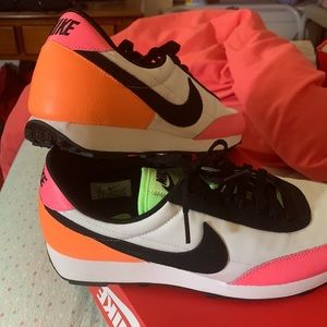 Womens nike DBreak size 9 brand new